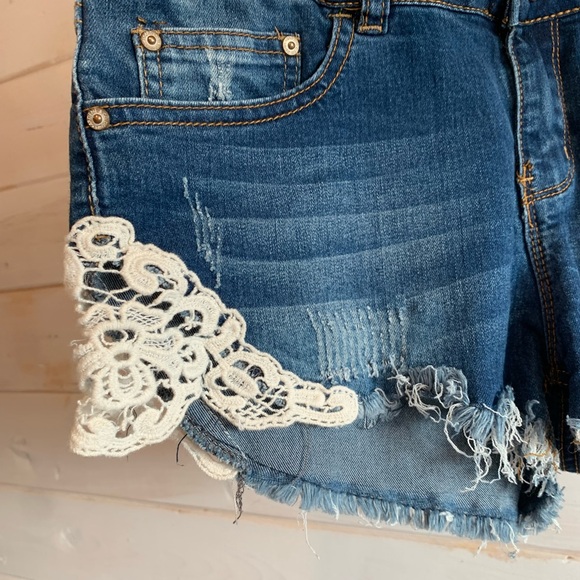 Ardene | Jean Shorts w Lace - Picture 4 of 6